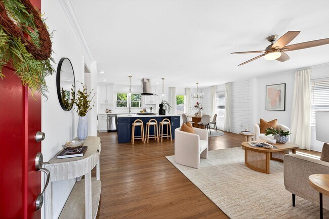 Foto del edificio - Beautifully renovated 3 bedroom, 3 full bathroom offering the perfect blend of timeless charm wit...