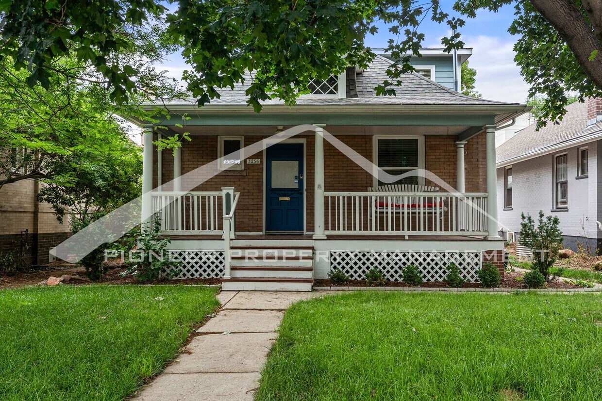 Foto principal - Spacious Home with Fenced Yard and Washer/...