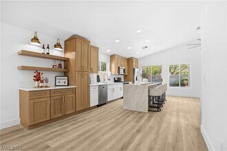 Building Photo - 1532 Waterton Dr