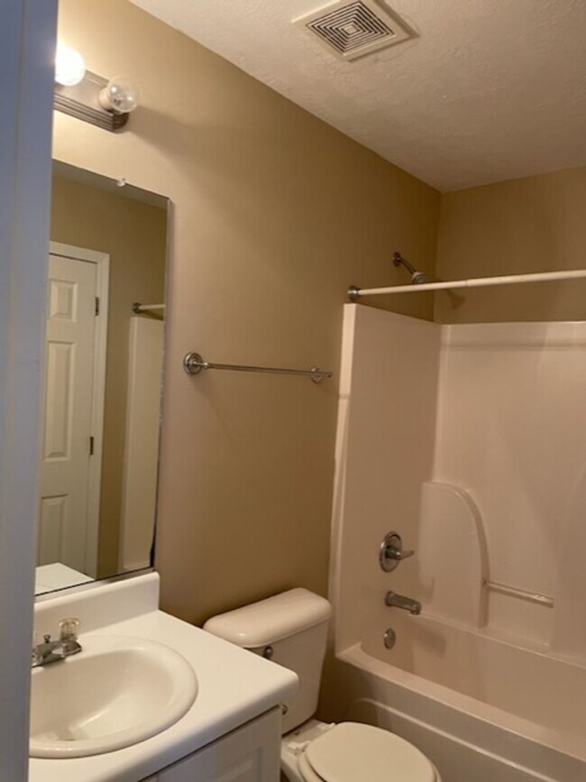 Foto del edificio - CUTE 2 BEDROOM TOWNHOME IN EVANS