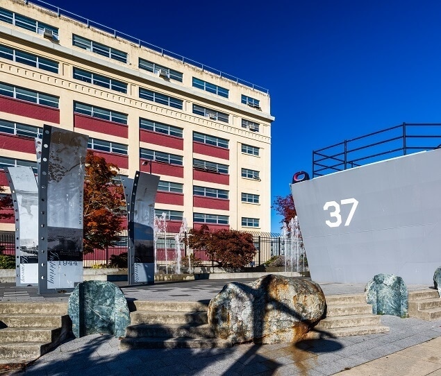 A sculpture represents the bow of a ship near the Navy Museum