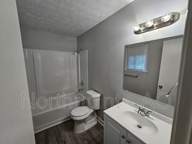 Building Photo - 3284 Creekwood Dr