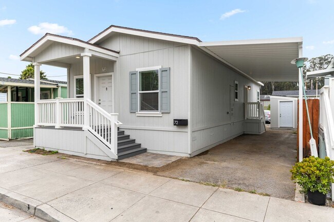Foto del edificio - BRAND NEW HOME IN THE PLEASURE POINT AREA OF SANTA CRUZ. $3,750 Per Month