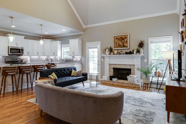 Foto del edificio - 4 Bedroom, 3 Bath Home w/ Backyard and 2 Car Garage