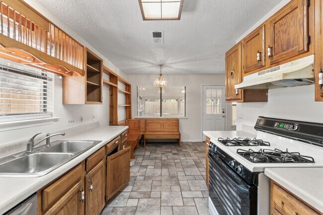 Foto del edificio - Bright and Inviting 3-Bedroom with Private...