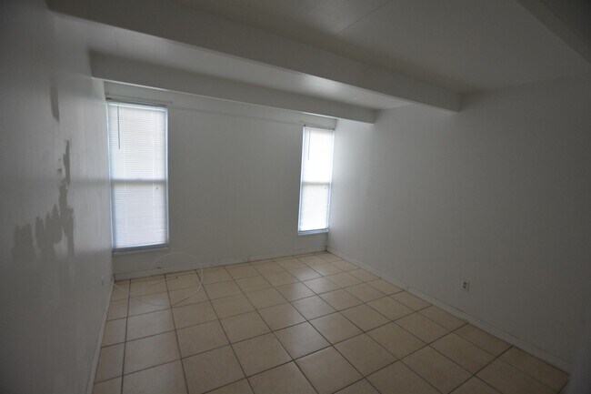 Building Photo - 813 Club Cir