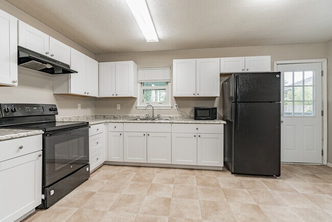 Building Photo - 10512 Hillpark Dr