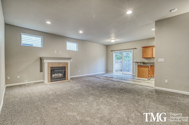 Building Photo - Modern 3 Bed 2.5 Bath Home in Sifton with ...