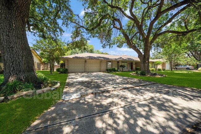 Photo - 425 Crestwind Dr House