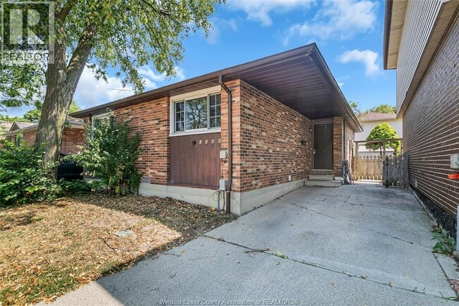 Building Photo - 1366 Bayswater Crescent