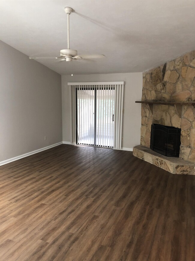 Foto del edificio - 2129 Pecan Ln