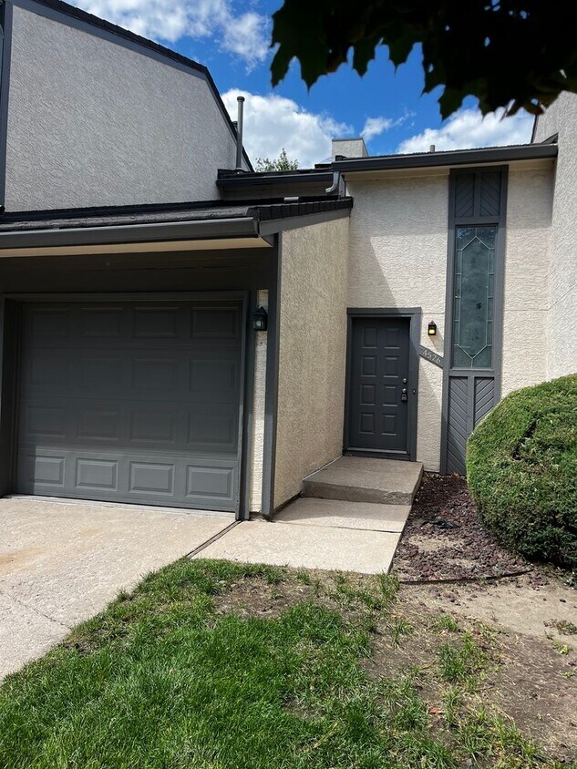 Foto principal - Cozy 2 Bedroom Townhouse Available in Colo...