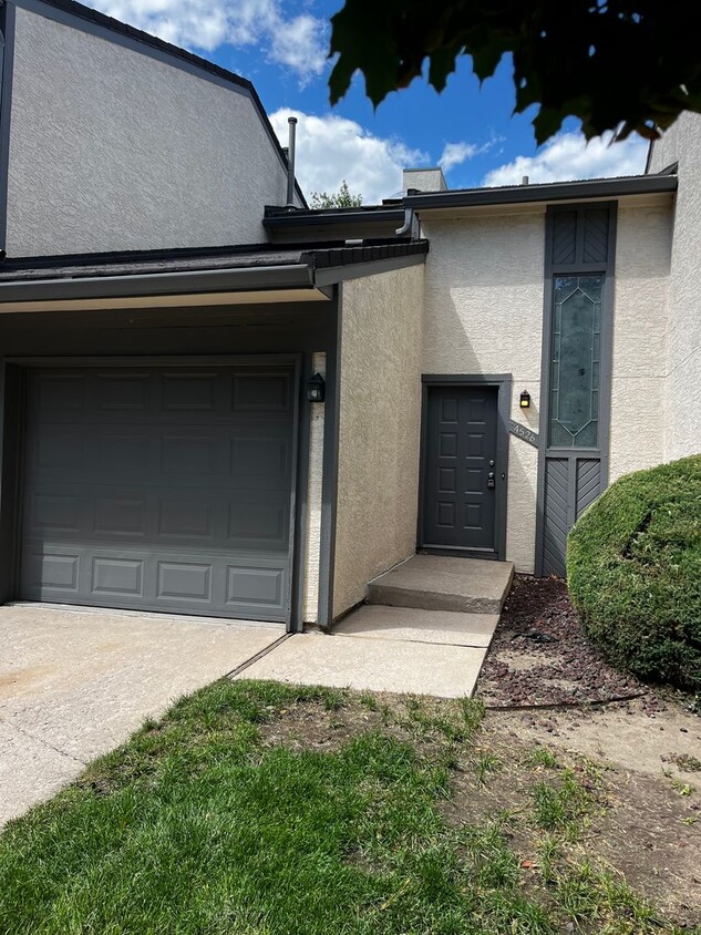 Primary Photo - Cozy 2 Bedroom Townhouse Available in Colo...