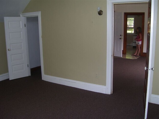 Building Photo - 1 br, 1 bath Apartment - 411 Spencer St NE #2