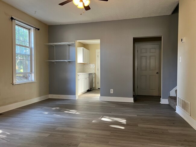 Foyer / Dining Area - 55 W Columbus St