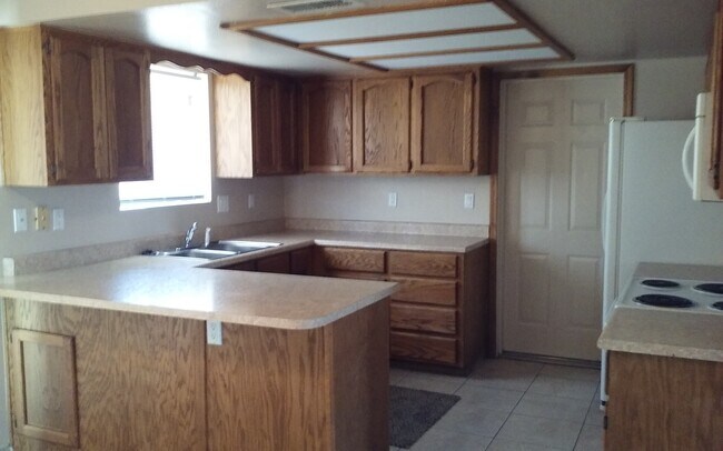 Building Photo - Move in ready.  Call for a showing. (928) ...