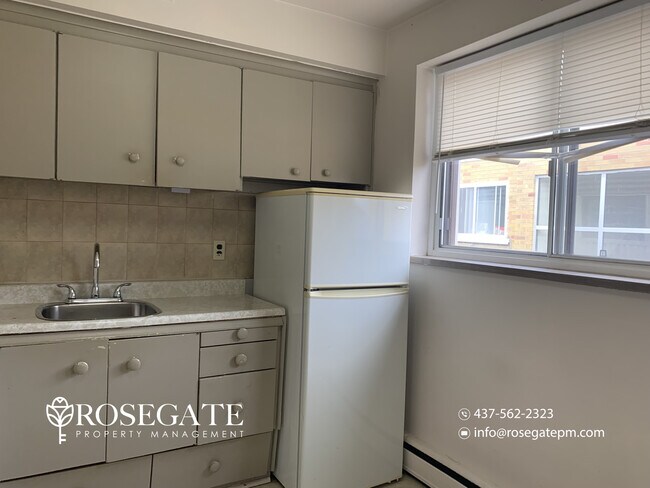 Photo du bâtiment - Pet-Friendly 1-Bedroom Apartment in Hamilton | Heat, Water & Internet Included