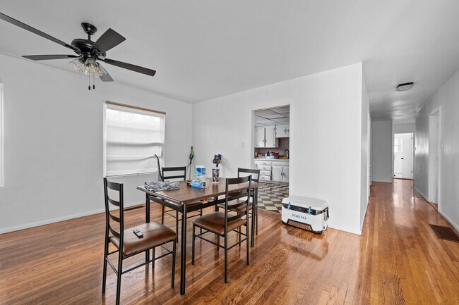 Foto del edificio - Attached garage + no back house!