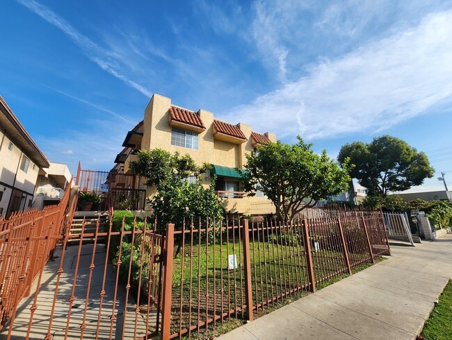Building Photo - 1118 N Kenmore Ave