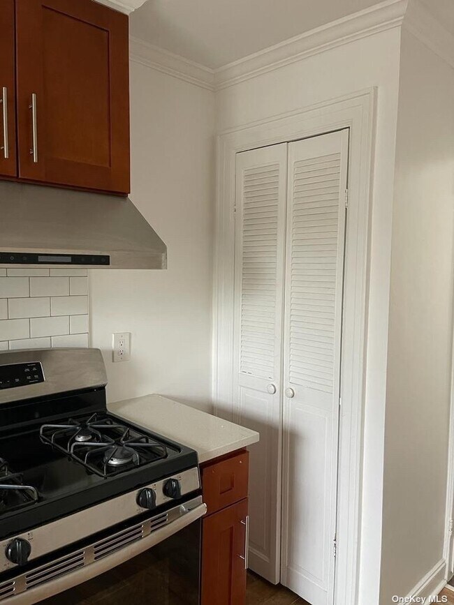 Foto del edificio - 631-07 Alderton St