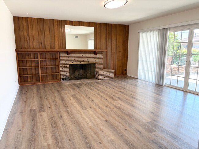 Foto del edificio - Rustic Spacious Home with Large Yard Boasting Timeless Character – 3 Bed, 2.5 Bath