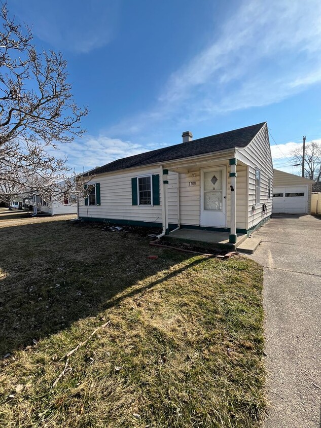 Primary Photo - 2 bedroom, 1 bathroom House!