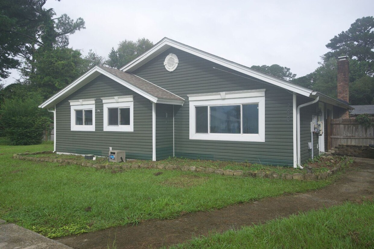 Foto principal - 200 N Willow Ln