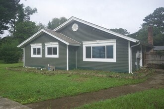 Building Photo - 200 N Willow Ln Building Photo - 200 N Willow Ln