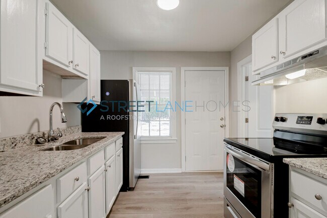 Foto del edificio - NOW OFFERING HALF OFF THE FIRST FULL MONTH...