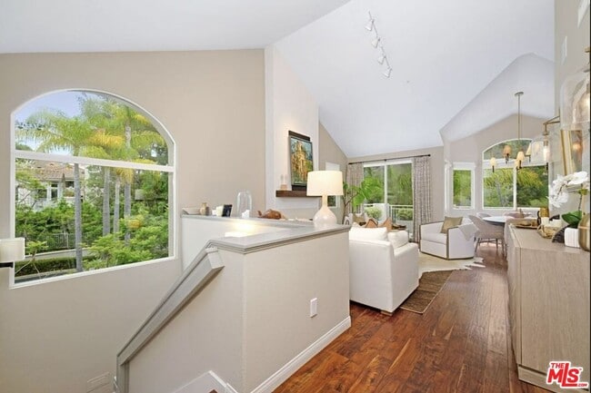 Building Photo - 718 Palisades Dr