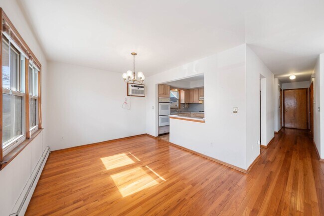 Foto del edificio - Large 3 Bedroom Apt + Private Office Space