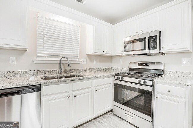 Building Photo - 2400 Lake Cove Ct