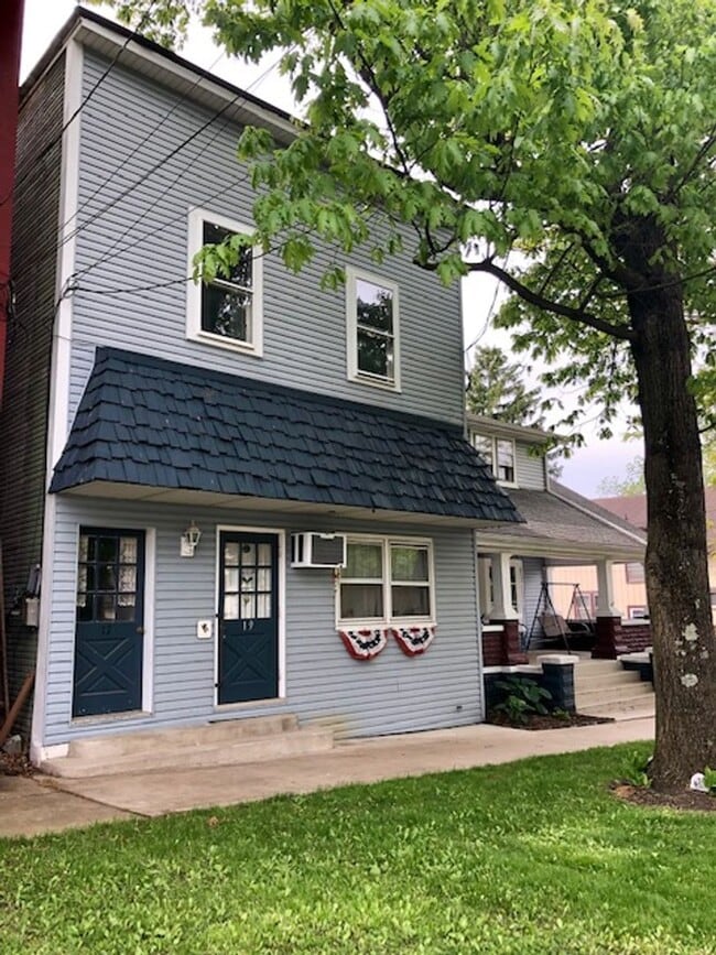 Building Photo - 21-21 W Main St