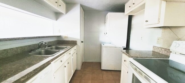 Building Photo - 7700 Creekbend Dr