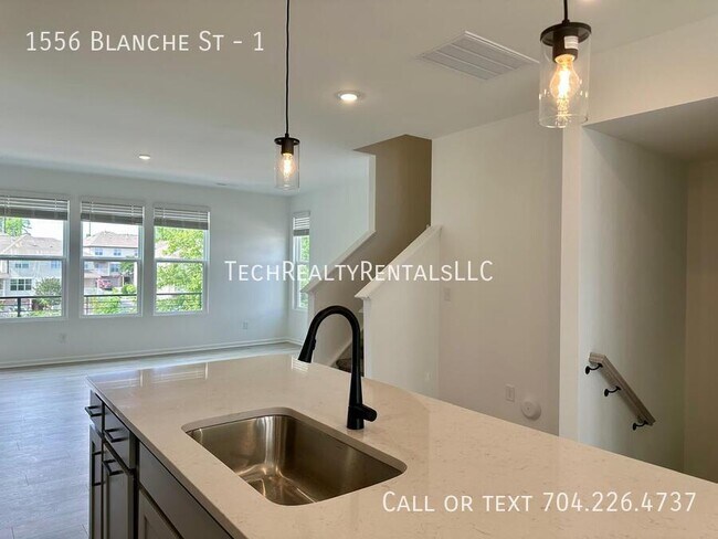 Building Photo - 1556 Blanche St