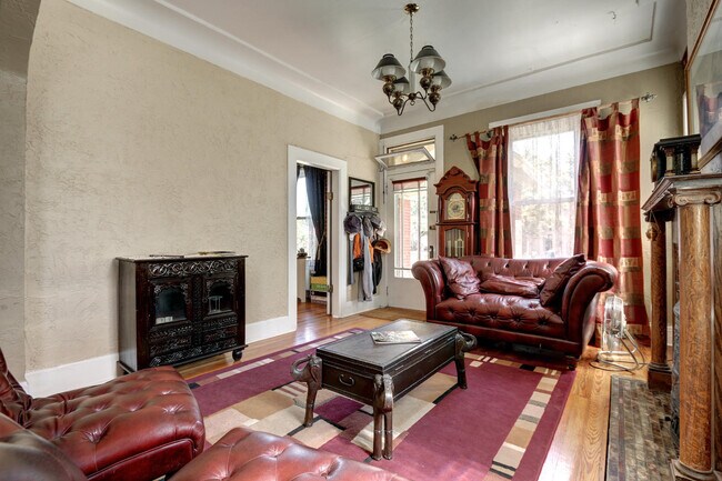 Foto del edificio - Bungalow in Desirable Highlands! Location Matters!