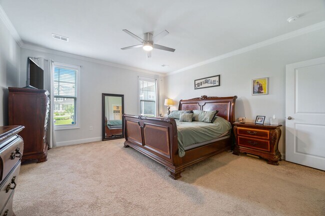 Foto del edificio - Stunning 5BR Home on Corner Lot with Upstairs Bonus Area & 2-Car Garage