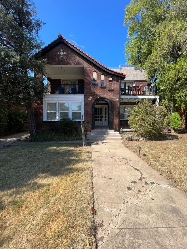 Building Photo - Exquisite 1 Bedroom Brownstone Apartment J...