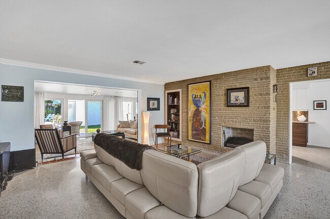 Sala de estar - 602 NE 37th St
