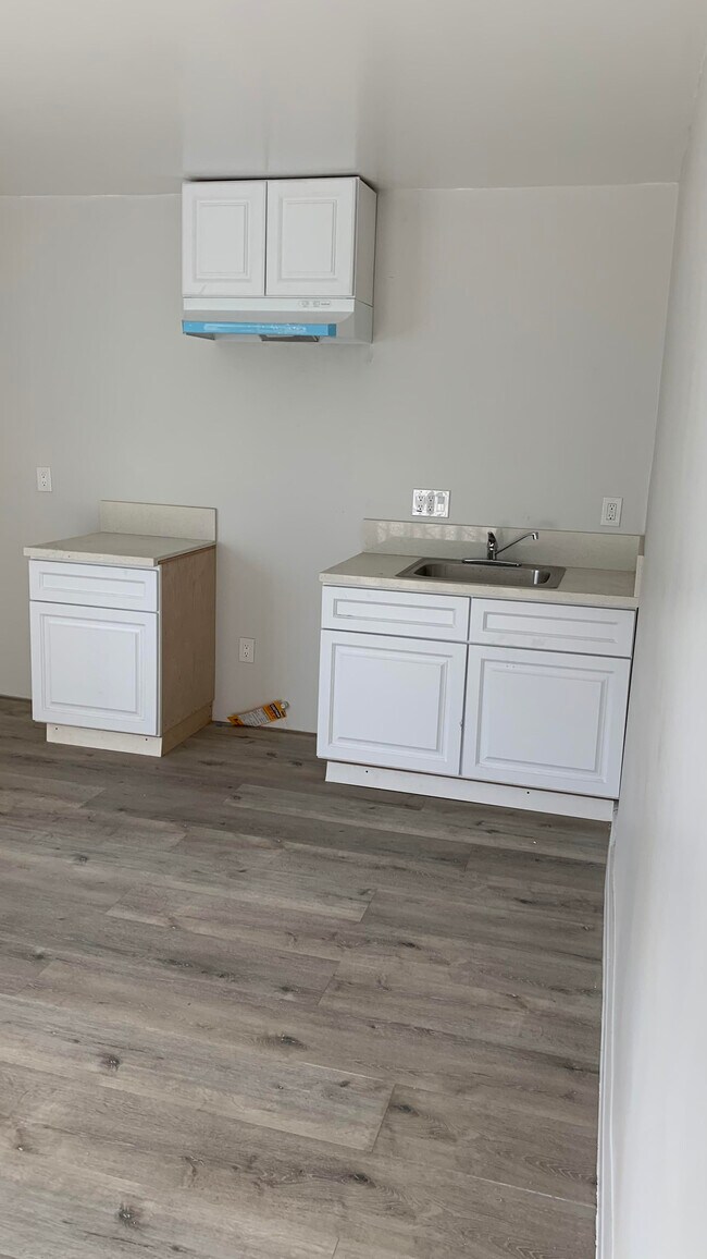 Kitchen - 5222 Denker Ave