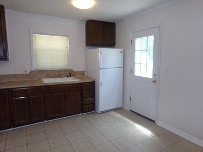 Foto del edificio - 2BR/1BA Milton Duplex with Huge Fenced Backyard, Tile Flooring Throughout & Convenient Access to ...
