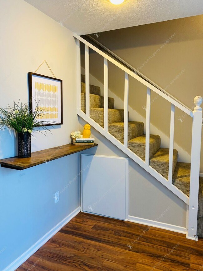 Foto del edificio - FULLY FURNISHED, 1 BR - 1.5 BA + LOFT CONDO IN NW BEND