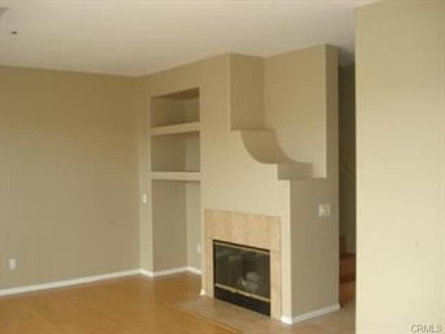 Building Photo - 3 Bedroom 2.5 Bath Condo in Gated Communit...