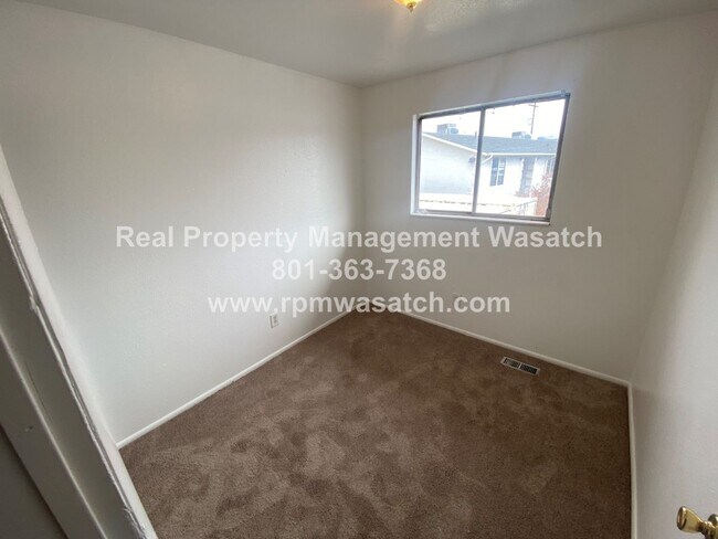 Foto del edificio - Check Out This Charming 3 Bedroom 1.5 Bathroom Condo in Midvale Ut!