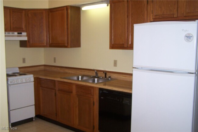 Building Photo - 14745 Hillcrest Ave