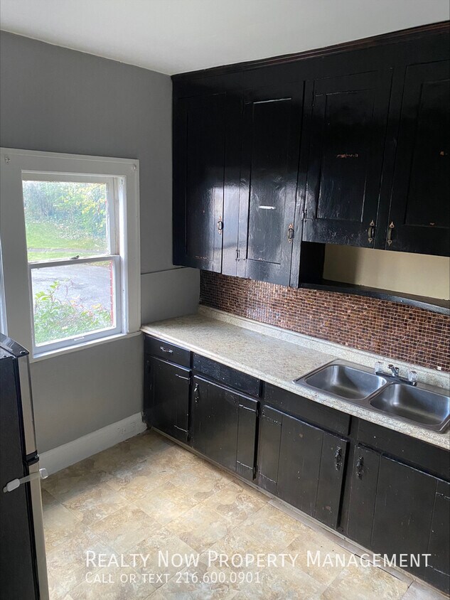 Building Photo - 2 bedroom 1 bath apartment