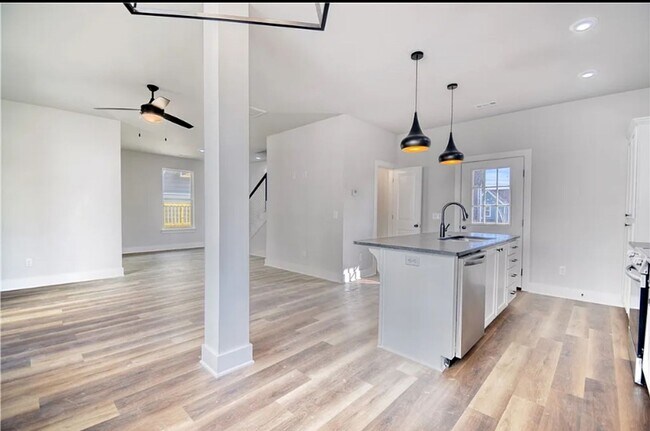 Foto del edificio - Stunning 2 Bedroom Home- Practically New~!...