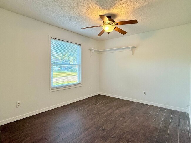Foto del edificio - 1512 Ison Ln