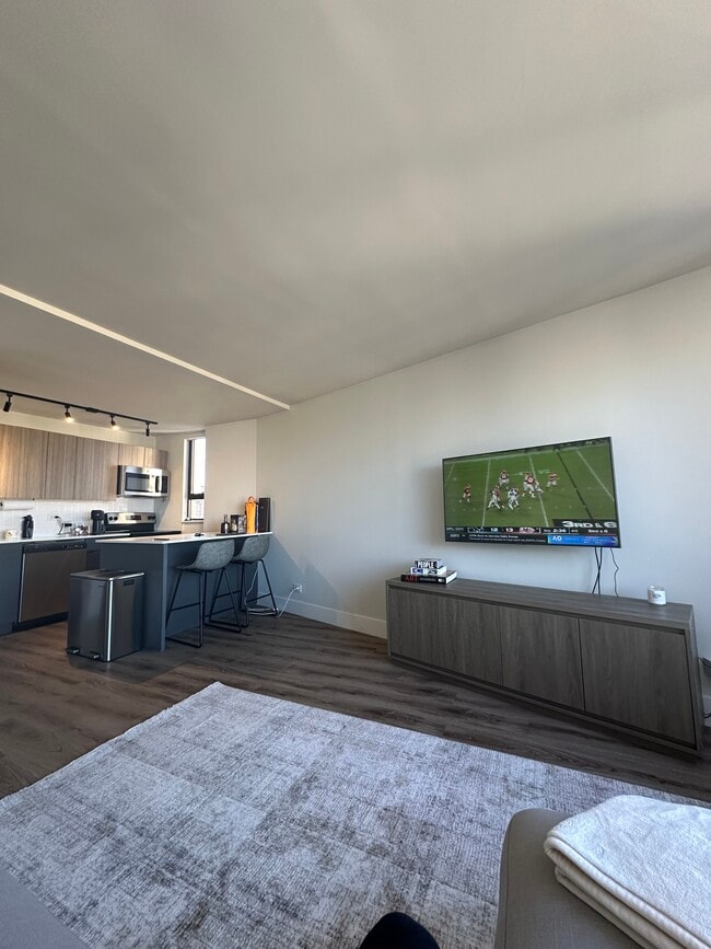 Building Photo - 1028 N Rush St