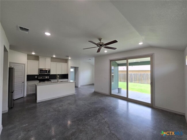 Building Photo - 818 Freedom Cir